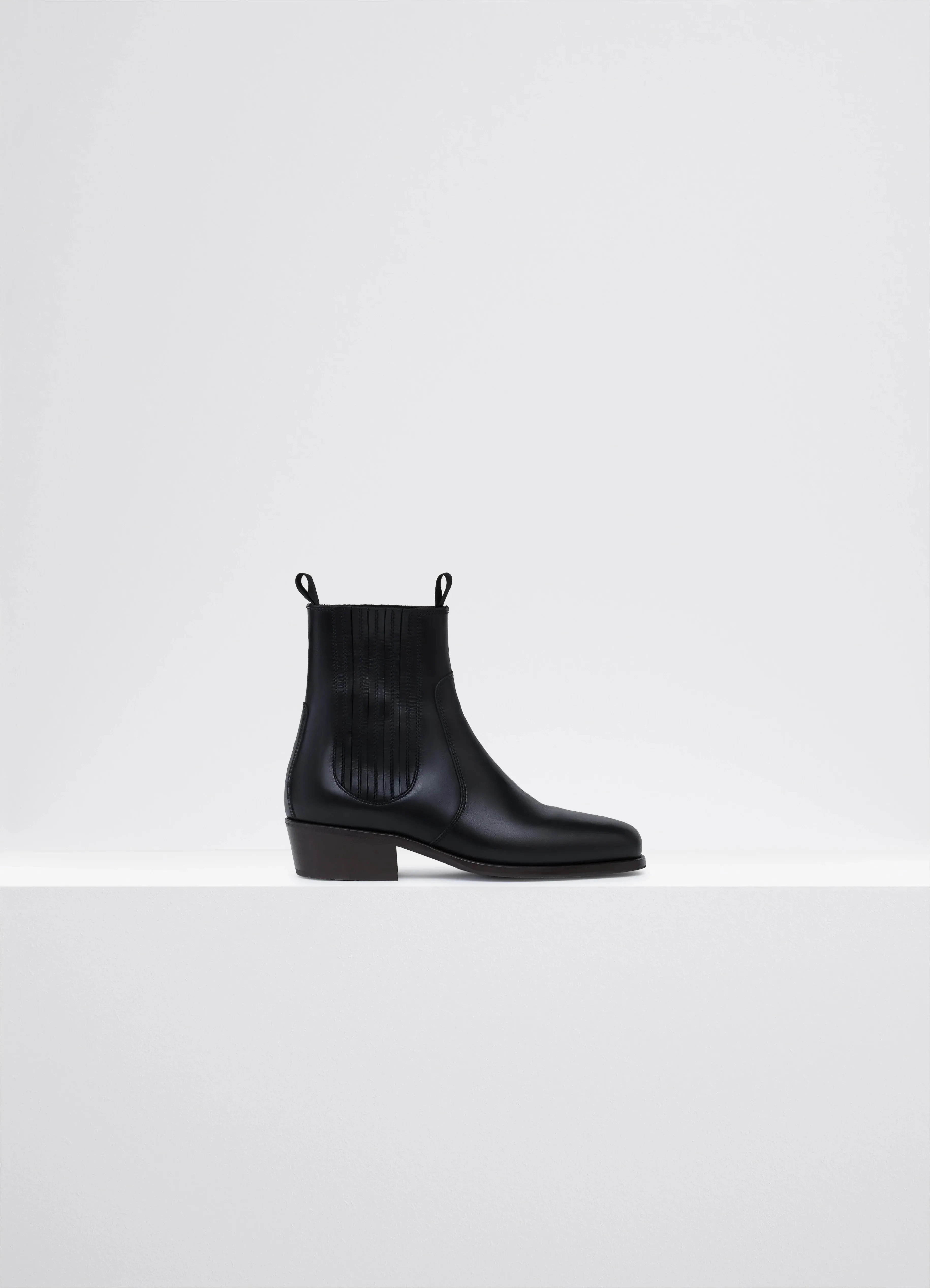 CHELSEA BOOTS