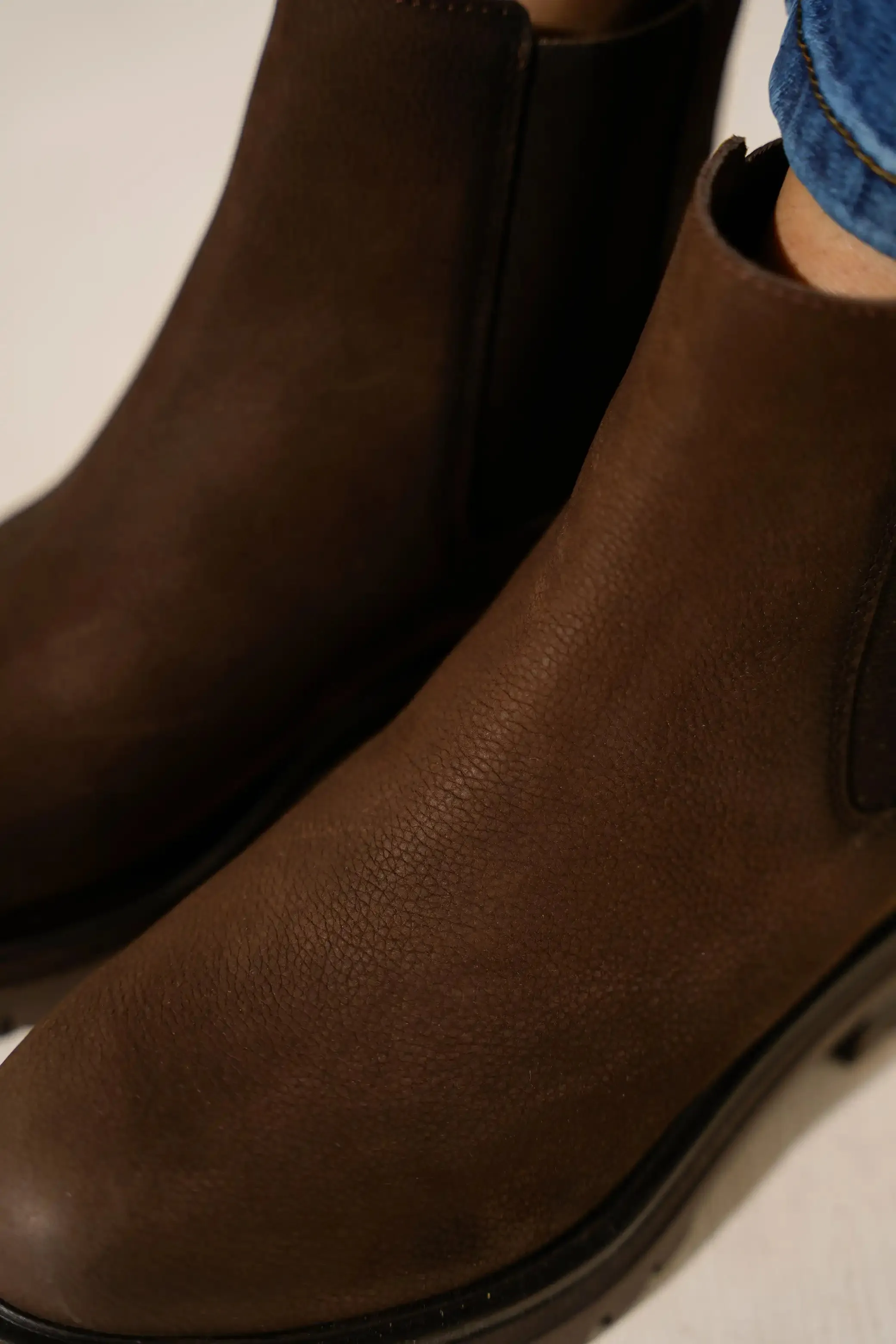 LEATHER CHELSEA BOOTS