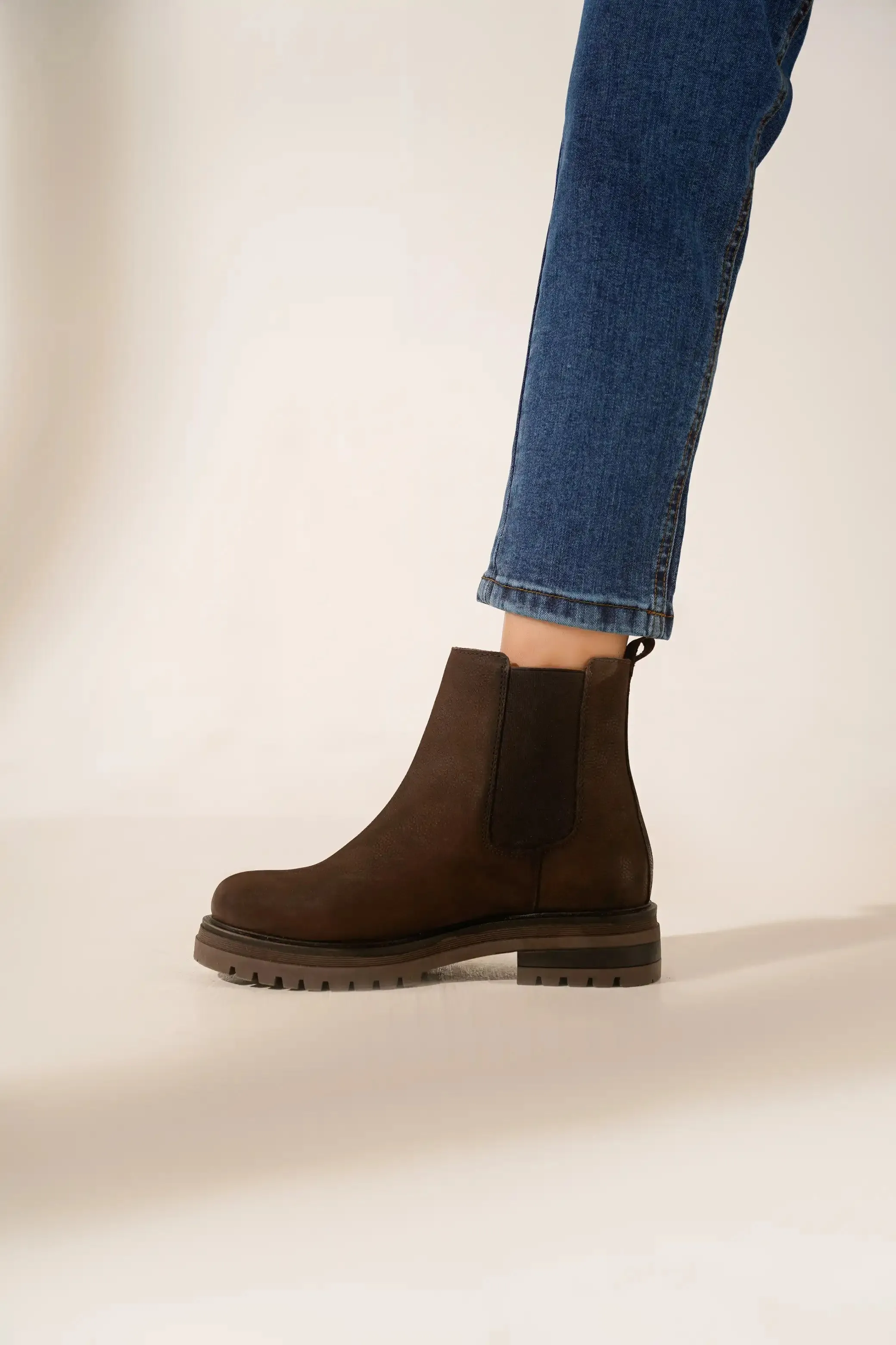 LEATHER CHELSEA BOOTS