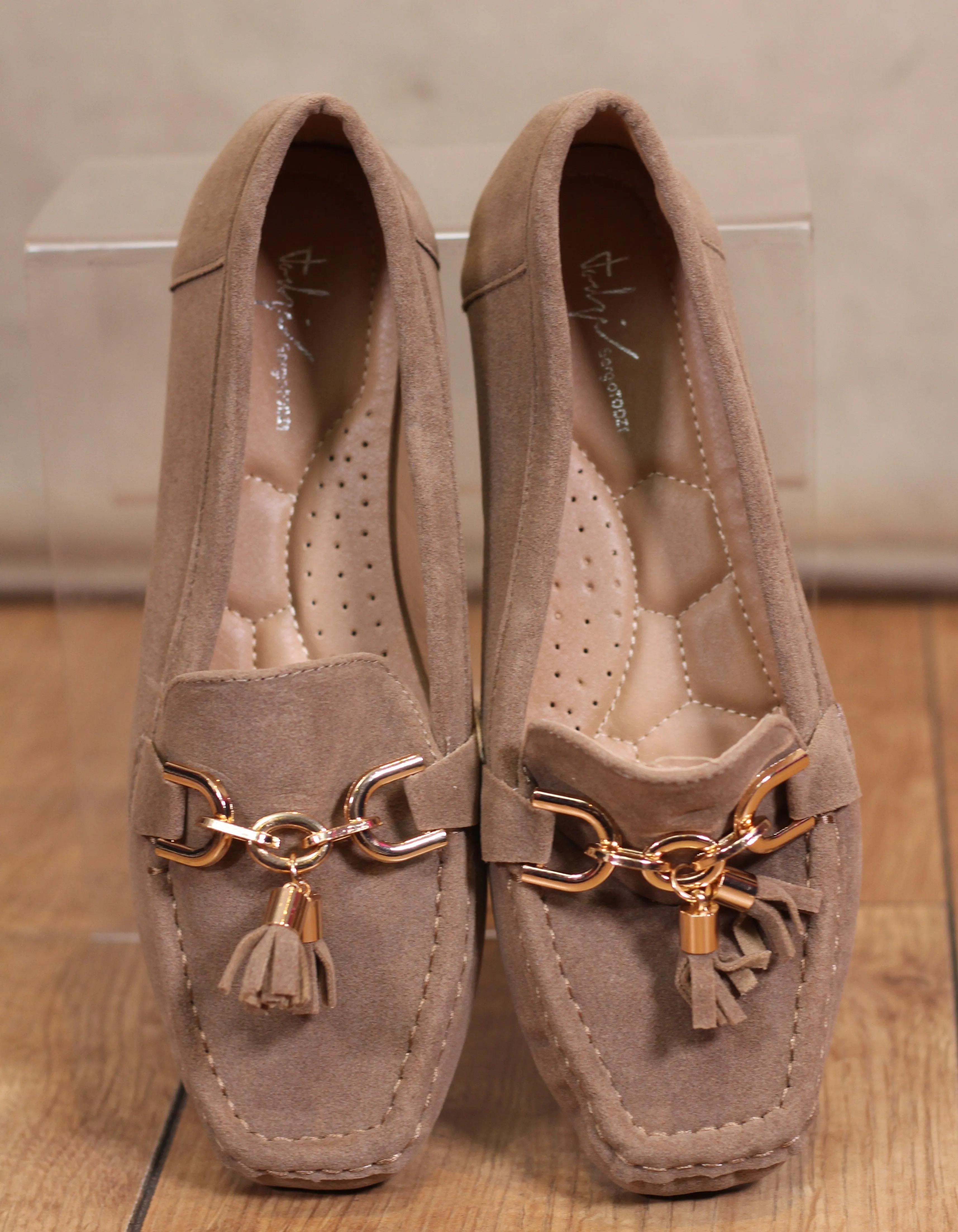 Loafer shoes with tassel