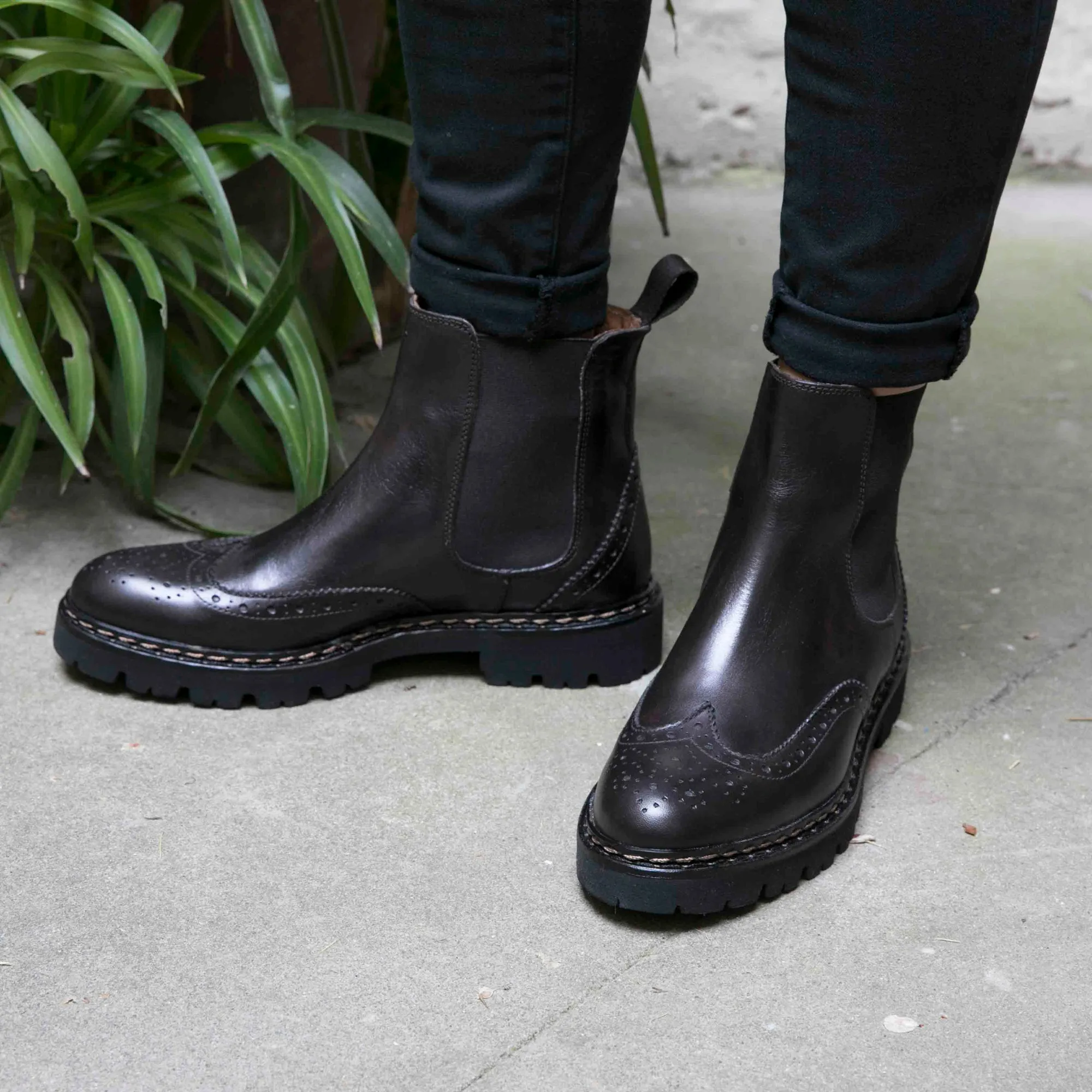 Wing tip chelsea boot dark brown